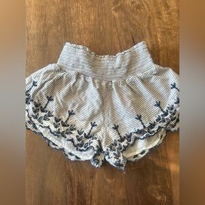 Jessica Simpson shorts size L 
Very stretchy -A